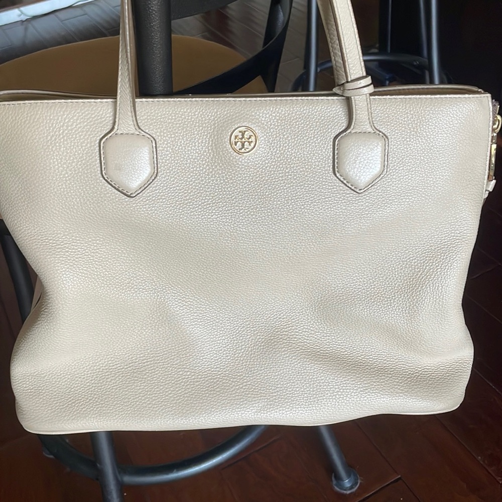 Light taupe/beige Tori Burch bag, barely uses me